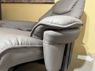 Relaxfauteuil, grijs leder, manueel verstelbaar, ronde zwarte poot